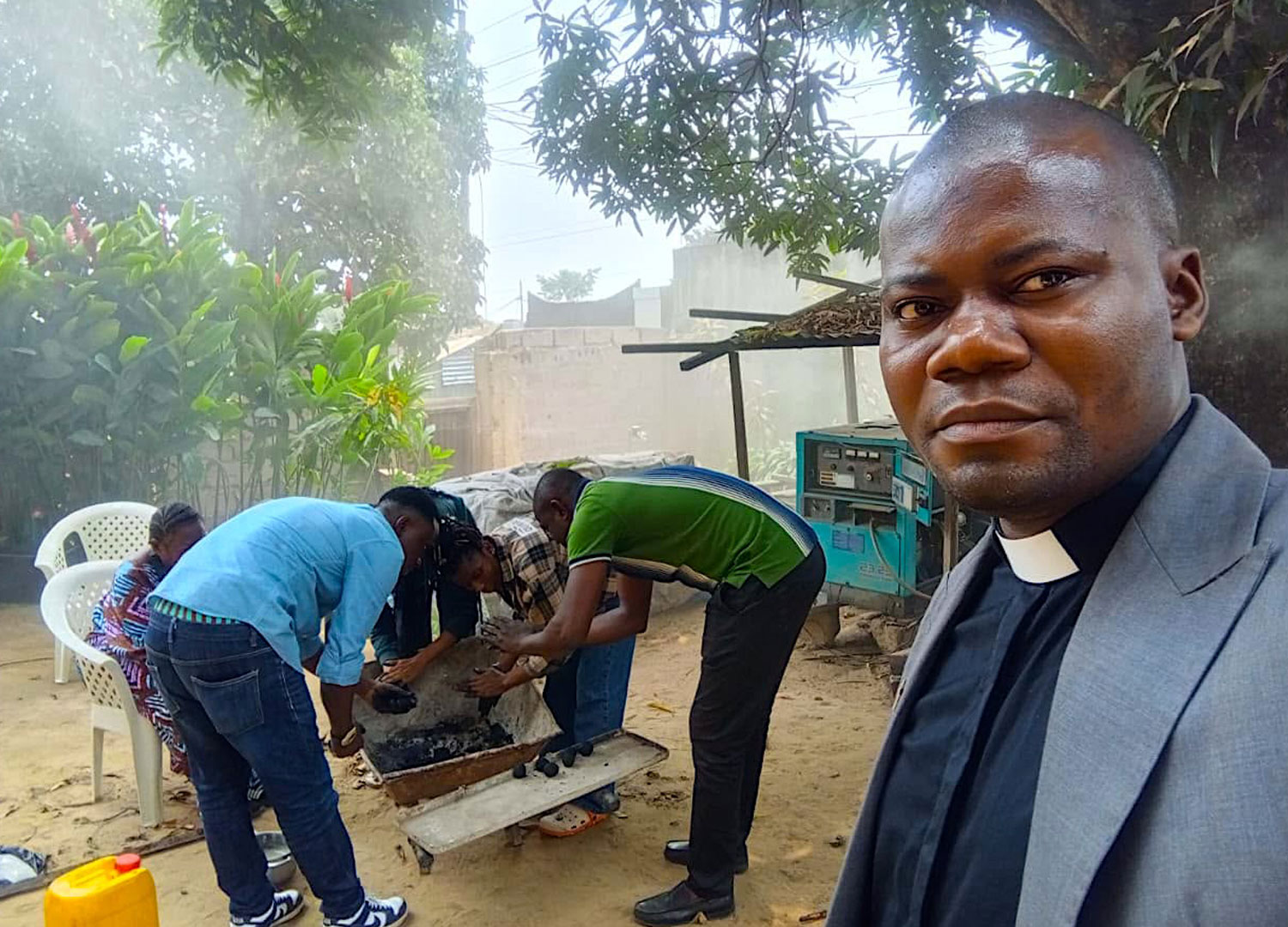 Kinshasa : Cocreative Culture et ASSIDEF ONGD outillent les jeunes pour transformer les déchets en charbon écologique
